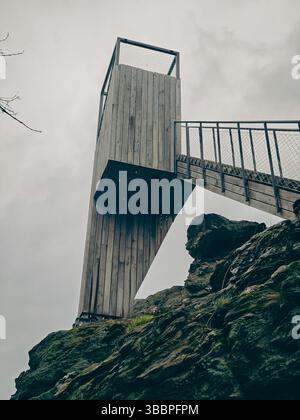 La tour de guet en acier et en bois nommée Straz dans les montagnes de Jizerske, république tchèque Banque D'Images