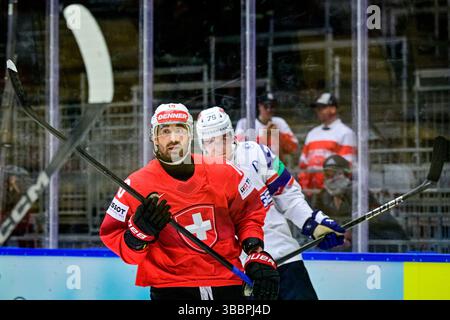 Herning, Danemark. 16 mai 2025. Andres Ambuhl, de Suisse, à gauche, lors du match du Groupe B du Championnat mondial de hockey sur glace 2025 de l’IIHF, Suisse vs Norvège, Herning, Danemark, le 16 mai 2025. Crédit : vit Simanek/CTK photo/Alamy Live News Banque D'Images