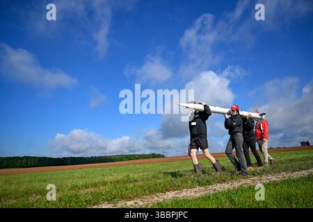 4 mai 2025 - Toney, Alabama, États-Unis - des étudiants de l'équipe d'Amherst de l'Université du Massachusetts transportent leur fusée de haute puissance vers la rampe de lancement de la compétition de la journée de lancement des étudiants 2025 de la NASA à Toney, Alabama, le 4 mai 2025. Plus de 980 collégiens, lycéens et étudiants de tout le pays ont lancé plus de 40 fusées amateurs de haute puissance juste au nord du Marshall Space Flight Center de la NASA à Huntsville, en Alabama. Cette année marquait le 25e anniversaire de la compétition. (Crédit image : © Charles Beason/NASA/ZUMA Press Wire) USAGE ÉDITORIAL SEULEMENT ! Non destiné à des fins commerciales Banque D'Images