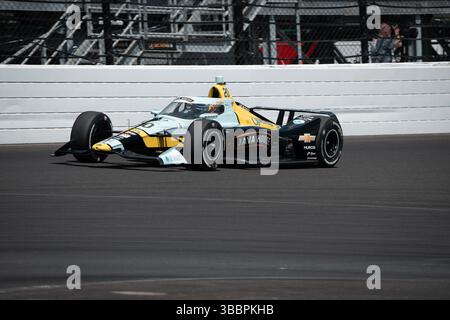 Speedway, États-Unis - 16 mai 2025 : ALEXANDER ROSSI (20 ans) (États-Unis), pilote de la SÉRIE NTT INDYCAR, de Nevada City, CA, parcourt les virages lors d'une séance d'essais pour la 109e course de l'Indianapolis 500 à Indianapolis Motor Speedway à Speedway IN. Banque D'Images