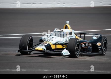 Speedway, États-Unis - 16 mai 2025 : ALEXANDER ROSSI (20 ans) (États-Unis), pilote de la SÉRIE NTT INDYCAR, de Nevada City, CA, parcourt les virages lors d'une séance d'essais pour la 109e course de l'Indianapolis 500 à Indianapolis Motor Speedway à Speedway IN. Banque D'Images