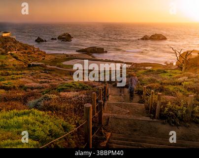 San Francisco, CA - 07 20 2021 : un coucher de soleil captivant sur les ruines des Sutro Baths Banque D'Images