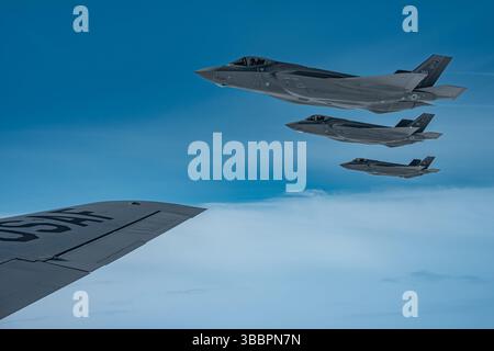 Coraopolis, Pennsylvanie, États-Unis. 13 mai 2025. Une équipe d'avions F-35A Lighting II affectés à la 115th Fighter Wing, Wisconsin Air National Guard, survolent l'extrémité de l'aile d'un avion KC-135 stratotanker, affecté à la 171st Air ravitaillement Wing, Pennsylvania Air National Guard lors d'une mission d'entraînement de routine, le 14 mai 2025. (Crédit image : © U.S. National Guard/ZUMA Press Wire) USAGE ÉDITORIAL SEULEMENT ! Non destiné à UN USAGE commercial ! Banque D'Images