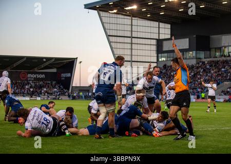 16 mai 2025 ; Salford Community Stadium, Salford, Lancashire, Angleterre ; Gallagher Premiership Rugby, Sale Sharks contre Bristol Bears ; Viliame Mata de Bristol Bears marque un essai Banque D'Images