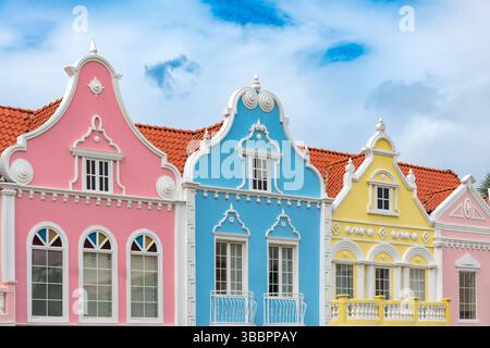 Architecture traditionnelle colorée mettant en valeur les influences néerlandaises dans le centre-ville d'Oranjestad, Aruba Banque D'Images