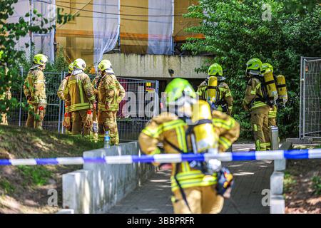 Feuer auf Hochhausdach im neunten Obergeschoss - Bewohner evakuiert Feuer im Dachgeschoss eines Hochhauses, Feuerwehrleute unter Atemschutz stehen am Hochhaus Hannover Hannover-Mühlenberg, Canarisweg Niedersachsen, région Mühlenberg de Hannover Allemagne *** incendie sur le toit d'une tour du neuvième étage supérieur d'un immeuble de tour, Hanovre, Allemagne Banque D'Images