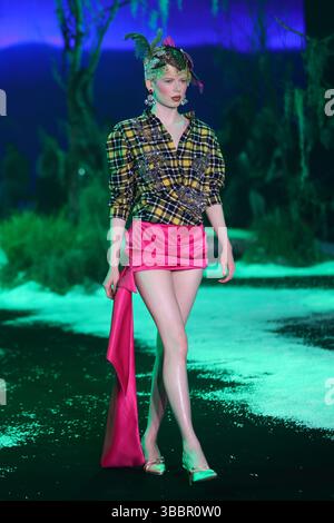 Sydney, Australie, 16 mai 2025. Un mannequin marche sur la piste lors du spectacle Romance was Born lors de la semaine de la mode australienne de l'AFC 2025 présentée par Shark Beauty au Carriageworks le 16 mai 2025 à Sydney, en Australie. Crédit : Pete Dovgan/Speed Media/Alamy Live News Banque D'Images