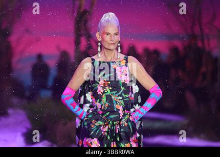 Sydney, Australie, 16 mai 2025. Un mannequin marche sur la piste lors du spectacle Romance was Born lors de la semaine de la mode australienne de l'AFC 2025 présentée par Shark Beauty au Carriageworks le 16 mai 2025 à Sydney, en Australie. Crédit : Pete Dovgan/Speed Media/Alamy Live News Banque D'Images