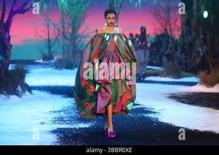 Sydney, Australie, 16 mai 2025. Un mannequin marche sur la piste lors du spectacle Romance was Born lors de la semaine de la mode australienne de l'AFC 2025 présentée par Shark Beauty au Carriageworks le 16 mai 2025 à Sydney, en Australie. Crédit : Pete Dovgan/Speed Media/Alamy Live News Banque D'Images