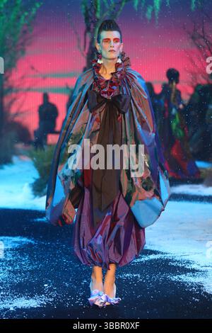 Sydney, Australie, 16 mai 2025. Un mannequin marche sur la piste lors du spectacle Romance was Born lors de la semaine de la mode australienne de l'AFC 2025 présentée par Shark Beauty au Carriageworks le 16 mai 2025 à Sydney, en Australie. Crédit : Pete Dovgan/Speed Media/Alamy Live News Banque D'Images
