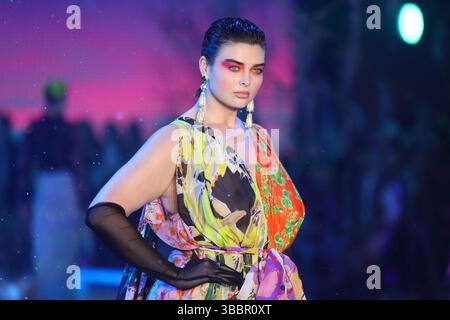 Sydney, Australie, 16 mai 2025. Un mannequin marche sur la piste lors du spectacle Romance was Born lors de la semaine de la mode australienne de l'AFC 2025 présentée par Shark Beauty au Carriageworks le 16 mai 2025 à Sydney, en Australie. Crédit : Pete Dovgan/Speed Media/Alamy Live News Banque D'Images