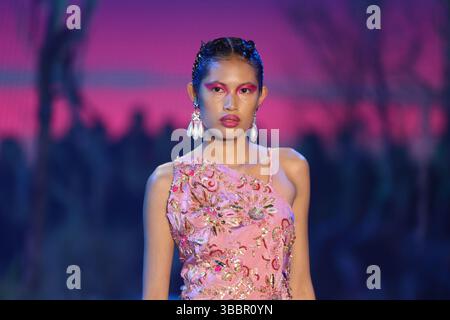 Sydney, Australie, 16 mai 2025. Un mannequin marche sur la piste lors du spectacle Romance was Born lors de la semaine de la mode australienne de l'AFC 2025 présentée par Shark Beauty au Carriageworks le 16 mai 2025 à Sydney, en Australie. Crédit : Pete Dovgan/Speed Media/Alamy Live News Banque D'Images