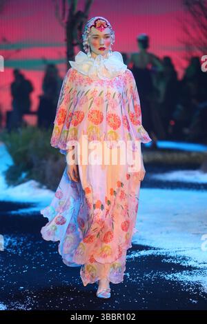 Sydney, Australie, 16 mai 2025. Un mannequin marche sur la piste lors du spectacle Romance was Born lors de la semaine de la mode australienne de l'AFC 2025 présentée par Shark Beauty au Carriageworks le 16 mai 2025 à Sydney, en Australie. Crédit : Pete Dovgan/Speed Media/Alamy Live News Banque D'Images