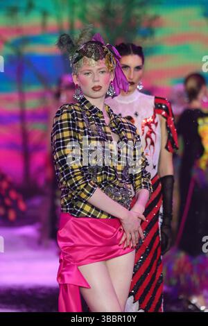 Sydney, Australie, 16 mai 2025. Un mannequin marche sur la piste lors du spectacle Romance was Born lors de la semaine de la mode australienne de l'AFC 2025 présentée par Shark Beauty au Carriageworks le 16 mai 2025 à Sydney, en Australie. Crédit : Pete Dovgan/Speed Media/Alamy Live News Banque D'Images