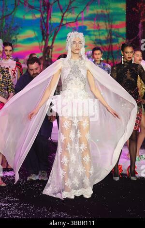 Sydney, Australie, 16 mai 2025. Un mannequin marche sur la piste lors du spectacle Romance was Born lors de la semaine de la mode australienne de l'AFC 2025 présentée par Shark Beauty au Carriageworks le 16 mai 2025 à Sydney, en Australie. Crédit : Pete Dovgan/Speed Media/Alamy Live News Banque D'Images