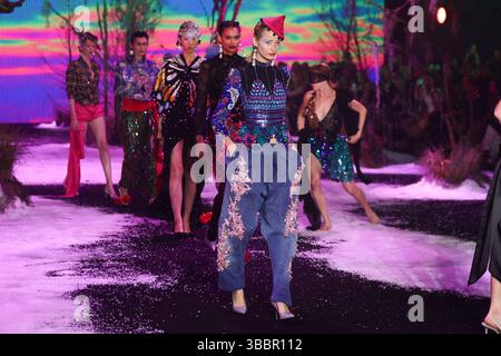 Sydney, Australie, 16 mai 2025. Un mannequin marche sur la piste lors du spectacle Romance was Born lors de la semaine de la mode australienne de l'AFC 2025 présentée par Shark Beauty au Carriageworks le 16 mai 2025 à Sydney, en Australie. Crédit : Pete Dovgan/Speed Media/Alamy Live News Banque D'Images