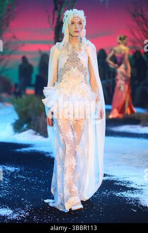 Sydney, Australie, 16 mai 2025. Un mannequin marche sur la piste lors du spectacle Romance was Born lors de la semaine de la mode australienne de l'AFC 2025 présentée par Shark Beauty au Carriageworks le 16 mai 2025 à Sydney, en Australie. Crédit : Pete Dovgan/Speed Media/Alamy Live News Banque D'Images