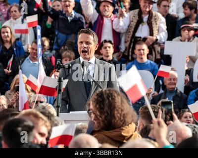 Rafal Trzaskowski, maire de Varsovie et candidat à la présidence de la Pologne du parti plateforme civique, prend la parole lors de son rassemblement électoral sur la place du marché principal à Cracovie. Rafal Trzaskowski mène les enquêtes mais sans majorité claire. Le premier tour des élections aura lieu le 18 mai et Rafal Trzaskowski devrait passer au second tour. Banque D'Images
