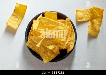 bol de tortilla bande de nachos chips sur la table de cuisine blanche, vue de dessus Banque D'Images