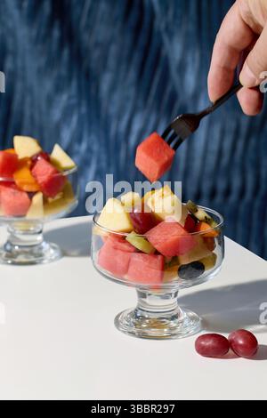 salade de fruits frais dans des bols en verre sur une table blanche Banque D'Images