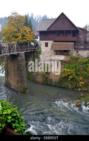 Rastoke Croatie. 8 octobre 2015. Moulins pittoresques au bord de la rivière et vieux bâtiments en bois au-dessus des eaux en cascade avec des ponts en arrière-plan Banque D'Images
