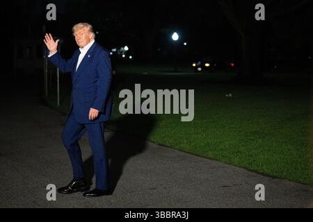 Washington, États-Unis. 16 mai 2025. Le président américain Donald Trump arrive sur la pelouse sud de la Maison Blanche à Washington, DC le vendredi 16 mai 2025. Photo de Annabelle Gordon/Pool/ABACAPRESS.COM crédit : Abaca Press/Alamy Live News Banque D'Images
