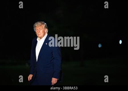 Washington, États-Unis . 16 mai 2025. Le président américain Donald Trump arrive sur la pelouse sud de la Maison Blanche à Washington, DC le vendredi 16 mai 2025. Photo de Annabelle Gordon/Pool/Sipa USA crédit : Sipa USA/Alamy Live News Banque D'Images