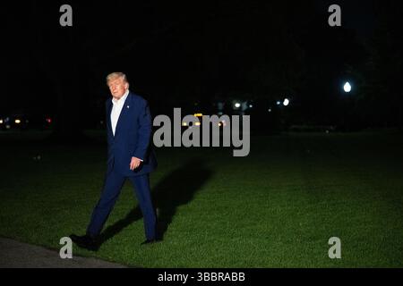 Washington, États-Unis. 16 mai 2025. Le président américain Donald Trump arrive sur la pelouse sud de la Maison Blanche à Washington, DC le vendredi 16 mai 2025. Photo de Annabelle Gordon/UPI crédit : UPI/Alamy Live News Banque D'Images