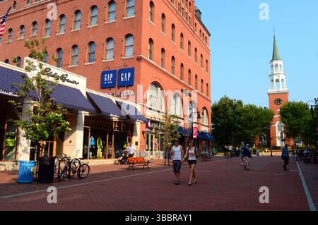 Deux jeunes adultes se promènent au marché extérieur Church Street au centre-ville de Burlington, Vermont Banque D'Images
