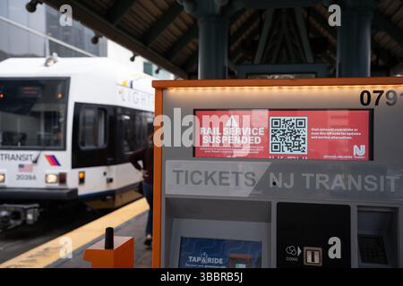 Jersey City, États-Unis. 16 mai 2025. Les gens montent à bord du Light Rail au centre commercial Newport dans le New Jersey, aux États-Unis, le vendredi 16 mai 2025. Crédit : SOPA images Limited/Alamy Live News Banque D'Images
