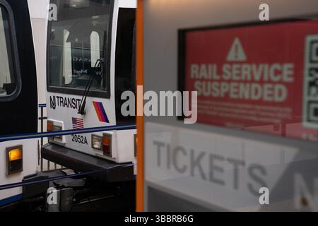 Jersey City, États-Unis. 16 mai 2025. Les gens montent à bord du Light Rail au centre commercial Newport dans le New Jersey, aux États-Unis, le vendredi 16 mai 2025. Crédit : SOPA images Limited/Alamy Live News Banque D'Images