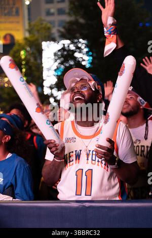 New York, États-Unis. 16 mai 2025. Des milliers de fans de New York Knick se rassemblent devant Madison Square Garden pour regarder le sixième match de la deuxième manche des séries éliminatoires de la NBA 2025 à Midtown, Manhattan, NY, le vendredi 16 mai 2025. (Photo de Cristina Matuozzi/Sipa USA) crédit : Sipa USA/Alamy Live News Banque D'Images
