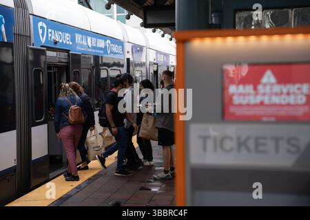 Jersey City, États-Unis. 16 mai 2025. Les gens montent à bord du Light Rail au centre commercial Newport dans le New Jersey, aux États-Unis, le vendredi 16 mai 2025. (Photo de Derek French/SOPA images/SIPA USA) crédit : SIPA USA/Alamy Live News Banque D'Images