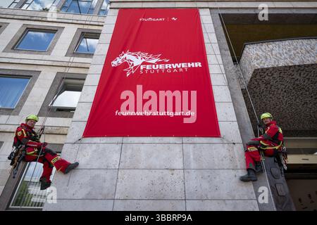 Hommes de la brigade des pompiers de Stuttgart à la présentation de la nouvelle conception, langage de conception de la brigade des pompiers de Stuttgart, brigade des pompiers professionnels, Ban Banque D'Images