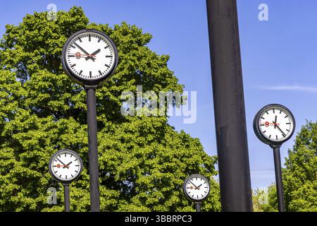 Illustration du champ de temps, 24 horloges synchronisées de station dans le Volksgarten montrent l'heure. Artiste Klaus Rinke. Vue sur la ville de Duesseldorf, Rhénanie du Nord-Westpha Banque D'Images