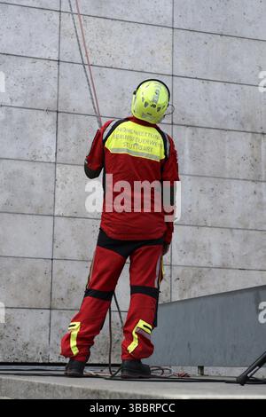 Hommes de la brigade des pompiers de Stuttgart lors de la présentation de la nouvelle conception, langage de conception de la brigade des pompiers de Stuttgart, brigade des pompiers professionnels, avant Banque D'Images