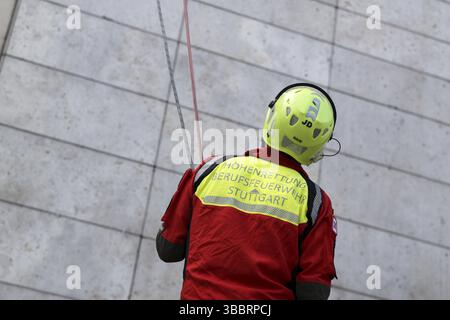 Hommes de la brigade des pompiers de Stuttgart lors de la présentation de la nouvelle conception, langage de conception de la brigade des pompiers de Stuttgart, brigade des pompiers professionnels, avant Banque D'Images
