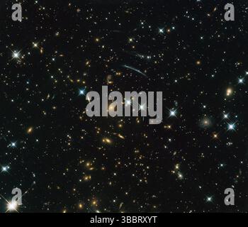 Cette image du télescope spatial Hubble NASA/ESA montre l'amas de galaxies PLCK G004.5-19.5. Il a été découvert par le satellite Planck de l'ESA Banque D'Images