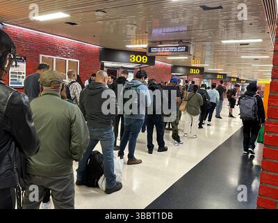 New York, États-Unis. 16 mai 2025. Cette photo prise avec un téléphone portable montre des navetteurs se dirigeant vers le New Jersey attendant au terminal de bus de l'Autorité portuaire de New York, aux États-Unis, le 16 mai 2025. Le système ferroviaire du New Jersey a connu sa première grève dans tout l'État depuis plus de 40 ans vendredi, affectant des centaines de milliers de passagers. Crédit : Qin Mingwei/Xinhua/Alamy Live News Banque D'Images