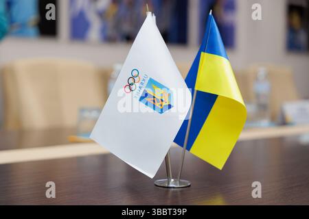 Le drapeau ukrainien et le drapeau du Comité olympique se tiennent sur une table lors d'une conférence Banque D'Images