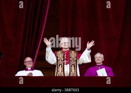 Le pape Léon XIV nouvellement élu, Robert Prevost, arrive sur le balcon principal de la loggia centrale de la Basilique Pierre, Vatican, le 8 mai 2025. Banque D'Images