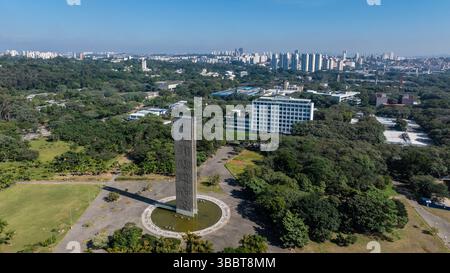 Sao Paulo. 16 mai 2025. Cette photo de drone aérien prise le 16 mai 2025 montre le campus principal de l'Université de Sao Paulo à Sao Paulo, au Brésil. Crédit : Wang Tiancong/Xinhua/Alamy Live News Banque D'Images