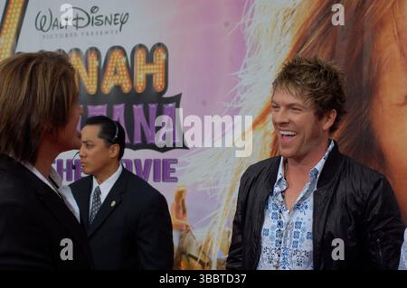 Le musicien Joe Don Rooney de Rascal Flatts parle à Billy Ray Cyrus lors de la première de Hannah Montana : The Movie au El Capitan Theatre de Los Angeles, Californie, le 2 avril 2009. L'événement a célébré la sortie du long métrage Disney mettant en vedette Miley Cyrus. Banque D'Images