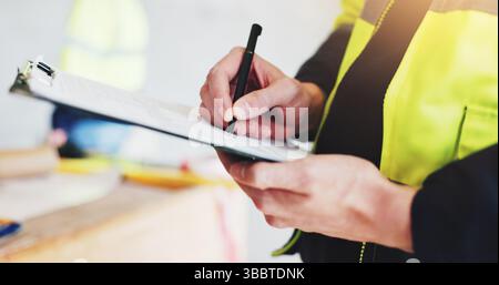 Homme, mains et entrepreneur avec presse-papiers pour la construction, la carrière industrielle et la rénovation du bâtiment de développement. Ingénieur, architecte et site Banque D'Images