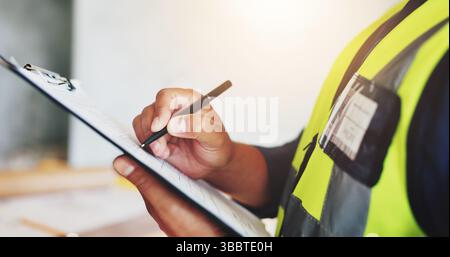 Homme, mains et ingénieur avec presse-papiers pour l'inspection, la carrière industrielle et la rénovation du bâtiment du développement. Entrepreneur, architecte et Banque D'Images