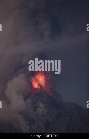 Eruption volcanique du volcan Fuego le 2018-02-01 vue depuis la ville de Antigua, Sacatepequez, Guatemala, Amérique centrale Banque D'Images