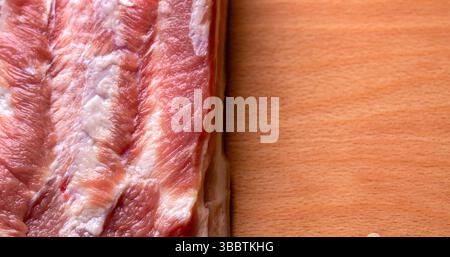 Salo, bacon, saindoux, argenté, gammon. Assorti, porc de viande rouge frais cru, fond en bois brun, vue de dessus Banque D'Images