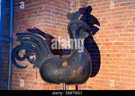 Les coqs assis sur les flèches des églises de la vieille ville de Riga sont l'un des sybols de Riga. Église Saint-Pierre, Riga, Lettonie, Baltique. Banque D'Images