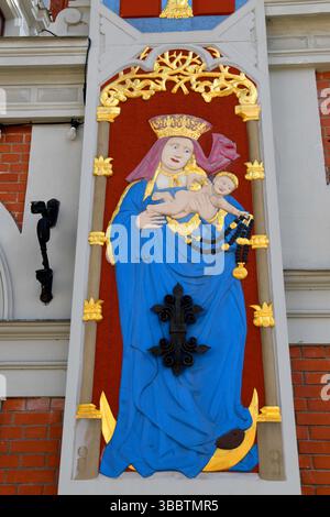 Ancienne décoration à la façade de la Maison des Blackheads, un bâtiment situé à Vecriga la vieille ville de Riga capitale de la République de Lettonie. Banque D'Images