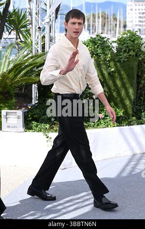 Cannes, France. 17 mai 2025. Harris Dickinson présent au Photocall Urchin, dans le cadre du 78ème Festival de Cannes, Palais des Festival. Crédit : Doug Peters/EMPICS/Alamy Live News Banque D'Images